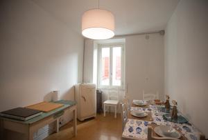 瓦伦纳Welcomely - Casa Margherita的一间带桌子和冰箱的小厨房