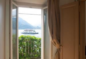 瓦伦纳Welcomely - Casa Margherita的享有水面上船只景致的窗户