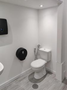 波尔图OLOPO的白色的浴室设有卫生间和水槽。