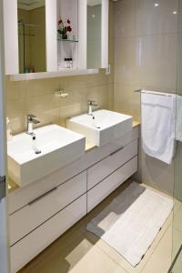 哈博罗内Studio 1101 iTower的浴室设有2个水槽和镜子