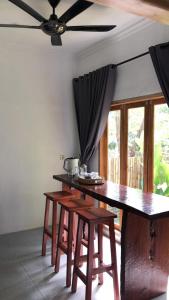 PawenangBale Kebon Rangsot的餐桌、椅子和吊扇