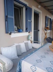 Seaside resort- kallithea的阳台的门廊配有枕头和床。