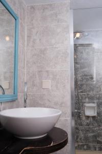 卡斯Villa Kaktus 2的浴室配有白色水槽和淋浴。