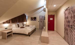 蒙卡列里达斯娜最佳品质酒店的一间卧室设有一张床和一扇红色的门