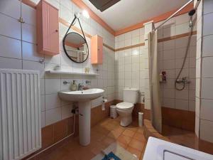 阿尔加拉斯蒂YourLittleMiracle-PanoramicView+FirePit+Garden+BBQ的一间带水槽、卫生间和镜子的浴室