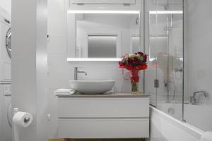 维罗纳Appartamento VITTORIA的一间带水槽和花瓶的浴室