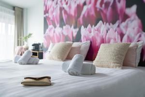 阿姆斯特丹马尔塔图里酒店的儿童躺在粉红色墙壁床上
