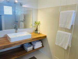 Saint BarthelemyLe Bungalow & Car rental的浴室配有盥洗盆、镜子和毛巾