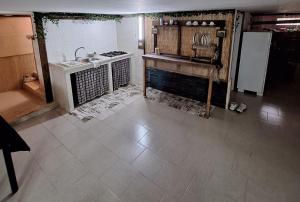 托雷坎内Taberna di felisiano的厨房配有水槽和冰箱
