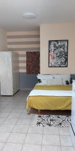 埃拉特Hanna's Place - Great Location的一间卧室配有一张带黄色毯子的大床