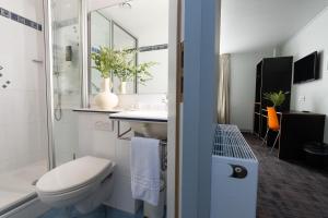 阿姆斯特丹马尔塔图里酒店的白色的浴室设有卫生间和水槽。