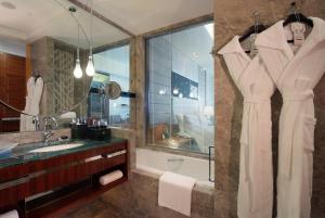 佛山佛山保利洲际酒店-广交会免费穿梭巴士的带浴缸、水槽和镜子的浴室