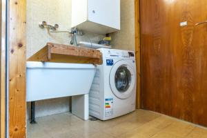科雷多Casa del Pinter, Coredo Ospitar的一间带盥洗盆的浴室内的洗衣机