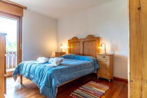 科雷多Casa del Pinter, Coredo Ospitar的一间卧室配有一张带蓝色棉被的床