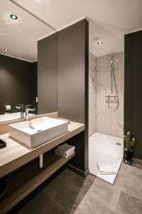 维也纳Adina Serviced Apartments Vienna的一间带水槽和淋浴的浴室