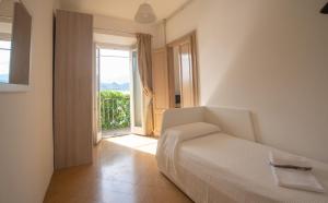 瓦伦纳Welcomely - Casa Margherita的一间卧室设有一张床,并有通往阳台的门