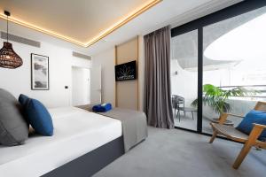 阿德耶Labranda Suites Costa Adeje的酒店客房设有一张床和一个阳台。