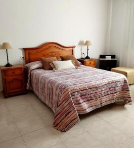 马佐La casa de Isabel的卧室内的一张床位,配有2个床头柜和2盏灯