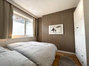 埃尔瓦尔德Haus Bläsi的一间卧室设有一张大床和一个窗户。