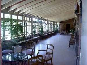 Sancoins杜帕克酒店的大型客房设有桌椅和窗户。