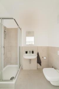 维也纳新城Central City Suits的带淋浴、盥洗盆和卫生间的浴室