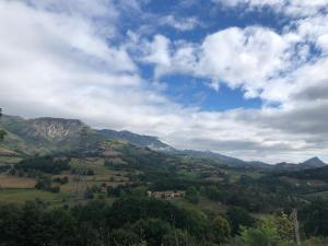 La PiñeraCa Bastiana的享有山谷和多云天空下的群山美景