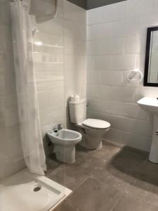 La PiñeraCa Bastiana的白色的浴室设有卫生间和水槽。