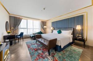 河内Dolce by Wyndham Hanoi Golden Lake的酒店客房设有一张大床和一张书桌。