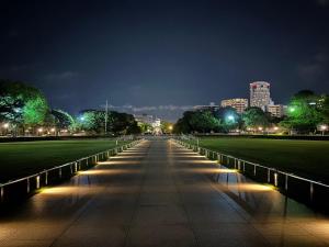 广岛Hiroshima no Yado Aioi的公园的夜间灯光美景