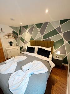 诺里奇2 Southwell Road - Luxurious City Centre Apartments的一间卧室配有一张床,上面有两条毛巾
