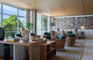 布雷拉米斯特拉尔蓝阳酒店的一间设有桌椅和窗户的等候室