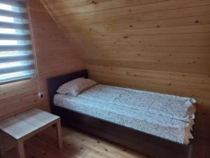 Sekulić Brvnare Libero TARA的小木屋内的小型客房 - 带一张床