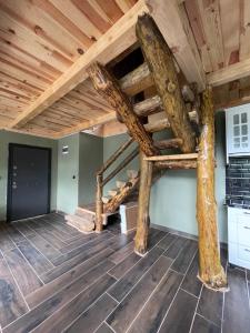 贾马里海姆森Riona dağ evleri的阁楼间由木制天花板和木地板改建而成