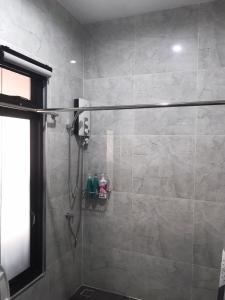 乌隆他尼ONE DD HOMES的带淋浴的浴室和玻璃门