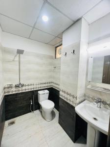 伊斯兰堡Noors B&B的一间带卫生间和水槽的浴室