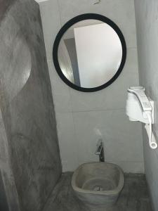 斯希努萨岛Anatoli Studios的一间带卫生间和镜子的小浴室