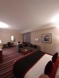 多哈Wonder Palace Hotel Qatar的酒店客房设有一张大床和一张沙发。