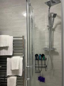 伍尔弗汉普顿Kingdom apartments的带淋浴的浴室和玻璃门