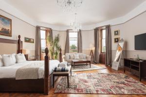 丁沃尔塔洛克城堡酒店“定制酒店”的一间卧室设有一张床和一间客厅。