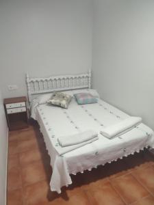 阿罗萨新镇Casa Tía María的客房内的白色床和枕头
