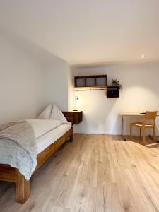 伊兰茨拉提亚酒店的一间卧室配有一张床,铺有木地板