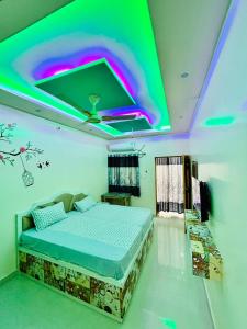 戈勒克布尔Smart Stays的一间卧室设有一张床和绿色的天花板