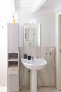 瓦雷泽Loft2 via morosini centro Varese - Ixihome的白色的浴室设有水槽和镜子
