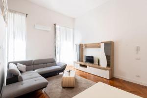 瓦雷泽Loft2 via morosini centro Varese - Ixihome的带沙发和电视的客厅