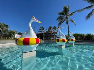 耶蓬Executive Town House - Oceans 3的游泳池里三个天鹅