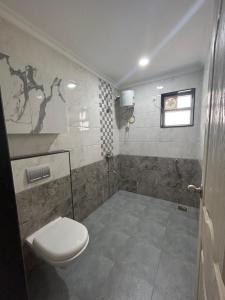 阿伯来HOLIDAY LUXURY APARTMENT的一间带卫生间和窗户的浴室