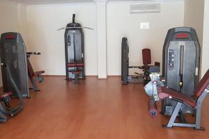 锡德Ferienwohnung in Side Türkei的健身房设有数台跑步机和健身器材