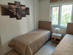锡德Ferienwohnung in Side Türkei的一间卧室设有两张床和窗户。
