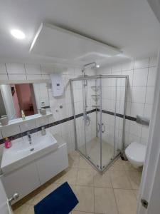 锡德Ferienwohnung in Side Türkei的带淋浴、盥洗盆和卫生间的浴室