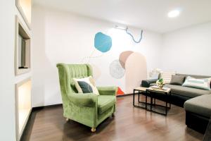 布达佩斯Budapest Downtown Museum Apartments的客厅配有绿色椅子和沙发